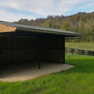 ABRIGO DE MADEIRA PARA CAVALOS CHEVAUX LIBERTÉ